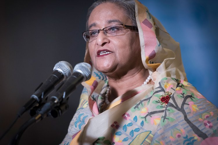 নদীমাতৃক বাংলাদেশের বুড়িগঙ্গা ও মেঘনা নদীর বুকে পালতোলা নৌকার দৃশ্য
